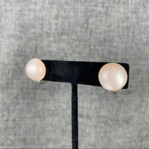 Vintage Light Pink Cats Eye Screw Back Earrings - Picture 2 of 6